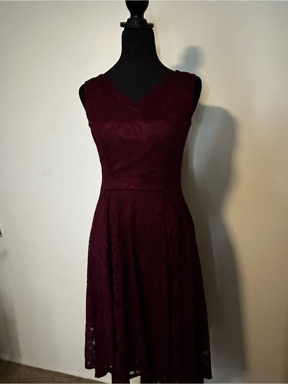 Sleeveless Lace Midi Dress in Burgundy